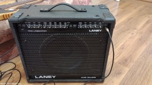 Кубе Laney и бас китара
