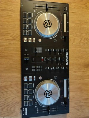 Диджей контролер-Numark Mixtrack Pro 3