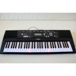 Yamaha – Синтезатор с 5 октави, динамична светеща клавиатура и подарък