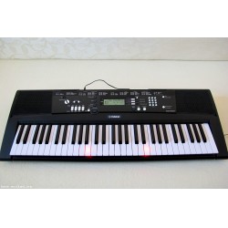 Yamaha – Синтезатор с 5 октави, динамична светеща клавиатура и подарък