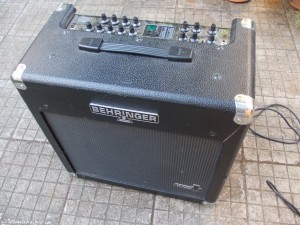 Хибридно китарно комбо BEHRINGER AC112