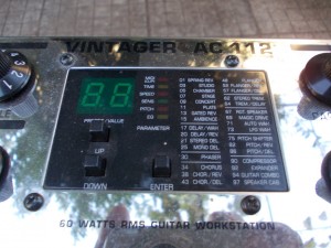 Хибридно китарно комбо BEHRINGER AC112